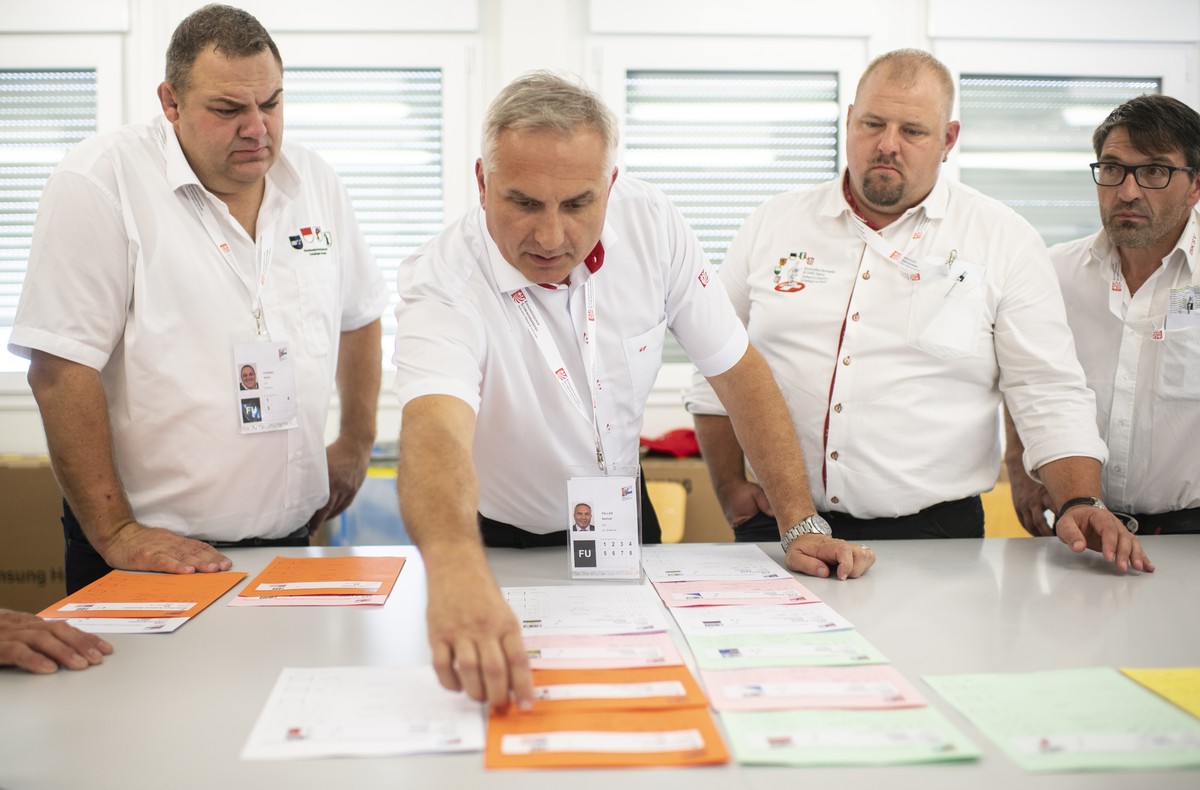Samuel Feller, Eidgenoessischer Technischer Leiter, Mitte, bespricht mit seinem Team die Einteilung der Gaenge am Eidgenoessischen Schwing- und Aelplerfest (ESAF) in Zug, am Samstag, 24. August 2019.  ...