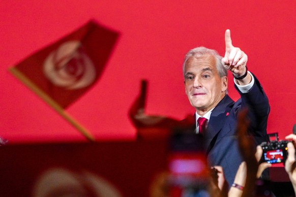 epaselect epa12363284 Norwegian Prime Minister and Labour Party leader Jonas Gahr Store speaks during the Labour Party&#039;s election vigil at the People&#039;s House during the 2025 general election ...