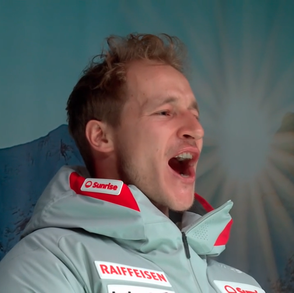 Marco Odermatt bei der Siegerehrung nach dem Riesenslalom 2026 in Adelboden