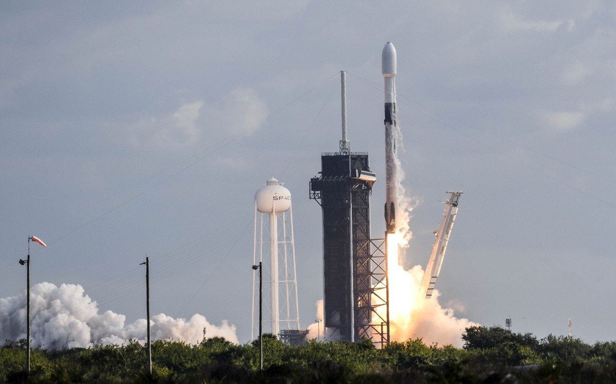 A SpaceX Falcon 9 rocket lifts off from Kennedy Space Center in Florida, Saturday, Dec.19, 2020. The rocket is carrying a payload for the National Reconnaissance Office. (Craig Bailey/Florida Today vi ...