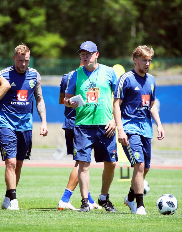 epa06806594 Swedish national soccer team head coach Janne Andersson (C) leads his team&#039;s training session in Gelendzhik, Russia, 14 June 2018. The Swedish team prepares for the FIFA World Cup 201 ...