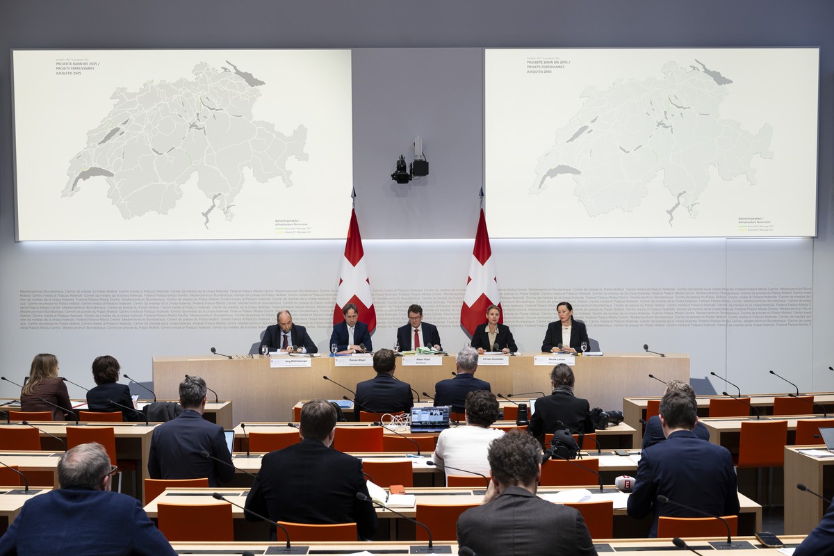 Christa Hostettler, Direktorin Bundesamt fuer Verkehr (BAV), 2. rechts, spricht neben Bundesrat Albert Roesti, Mitte, und Juerg Roethlisberger, Direktor Bundesamt fuer Strassen (ASTRA), Roman Mayer, D ...