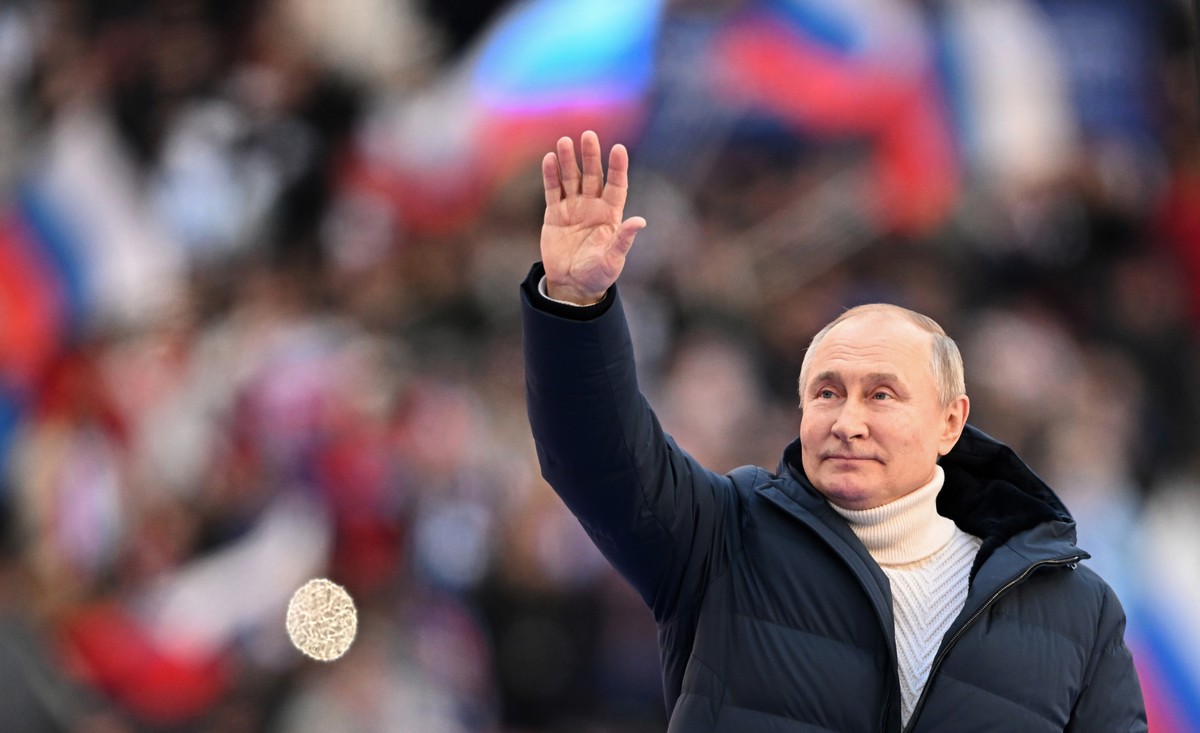 epa09833749 Russian President Vladimir Putin attends a concert marking the 8th anniversary of Crimea's reunification with Russia at the Luzhniki stadium in Moscow, Russia, 18 March 2022. Russia i ...