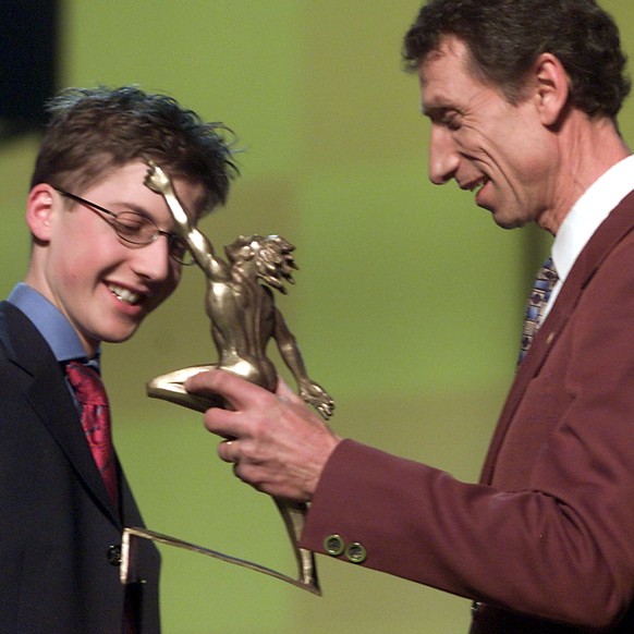 Im Rahmen der Sports Awards 2002 wurde Simon Ammann, links, von Ex-Skispringerlegende Walter Steiner, rechts, am Samstag, 14. Dezember2002, in Bern die Trophaee des Sportlers des Jahres 2002 uebergebe ...