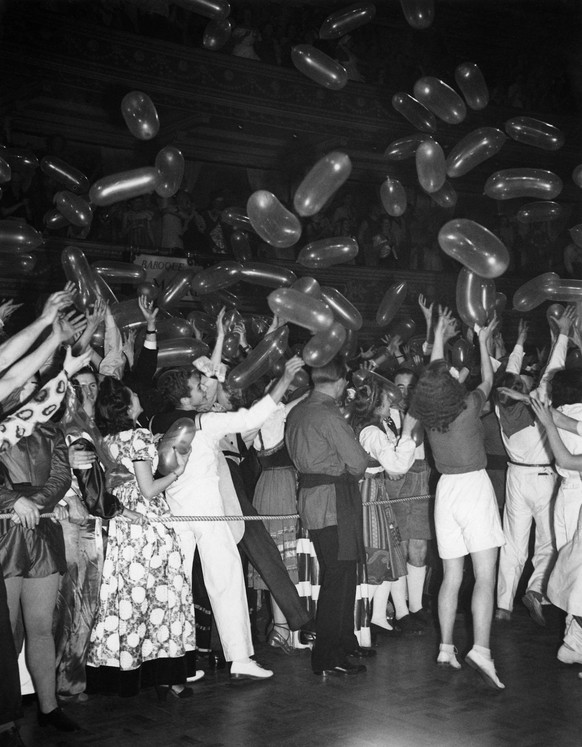 Bildnummer: 59932256 Datum: 01.01.1900 Copyright: imago/United Archives International
Dawn of New Year s Eve at the Chelsea Arts Ball. 31st December 1947, Kost¸m, Kost¸mfest, Maske, Verkleidung, Mask ...