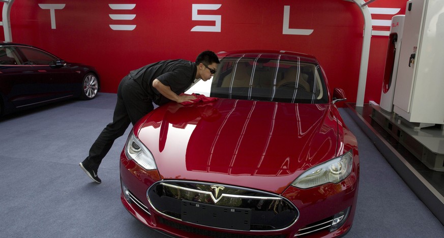 Ein Tesla S wird vor der Auslieferung auf Hochglanz poliert.