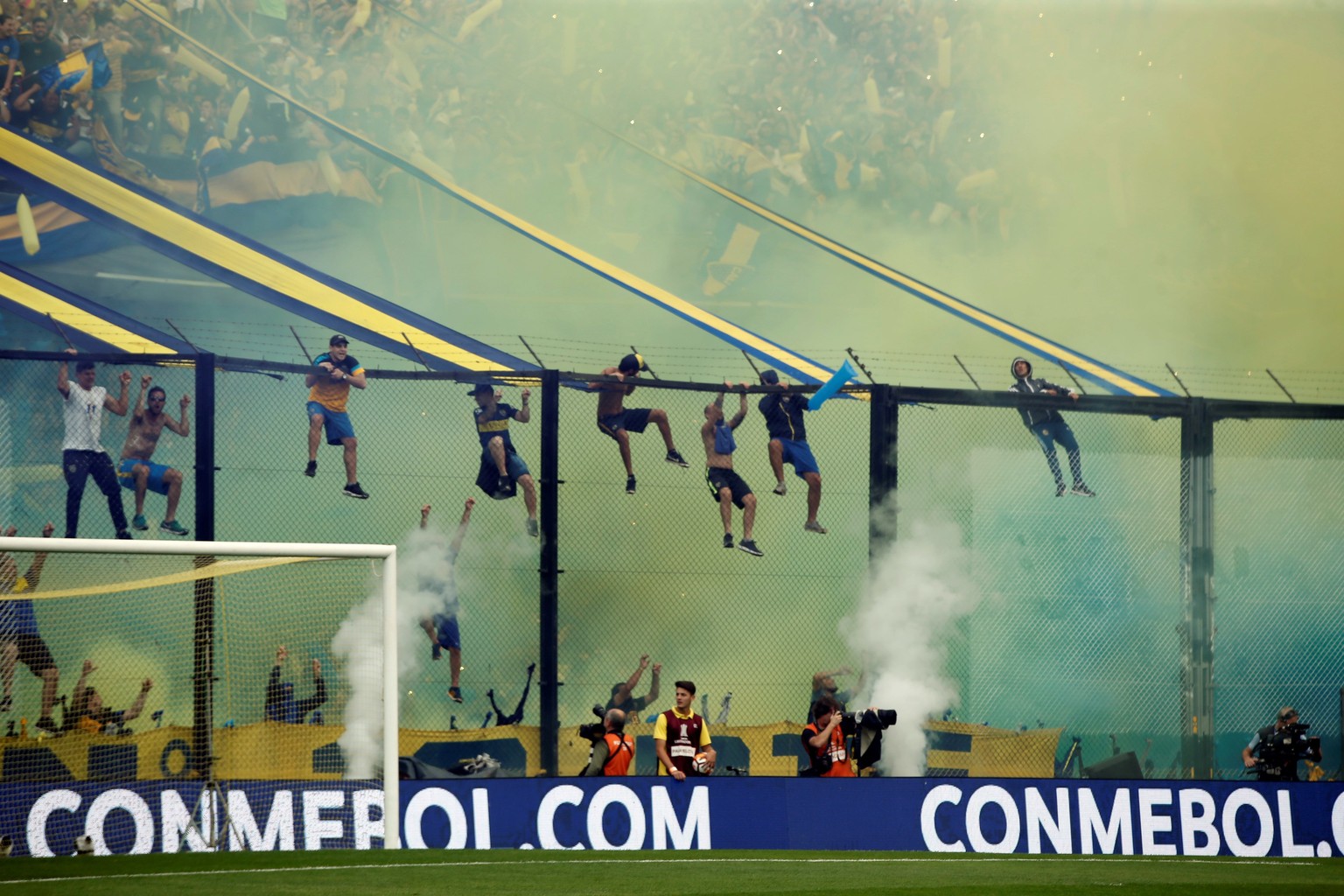 epa07159652 Boca Juniors fans during the first-leg game Boca Juniors-River Plate for the Copa Libertadores Final, at La Bombonera Stadium, in Buenos Aires, Argentina, 11 November 2018. EPA/Raul Martin ...