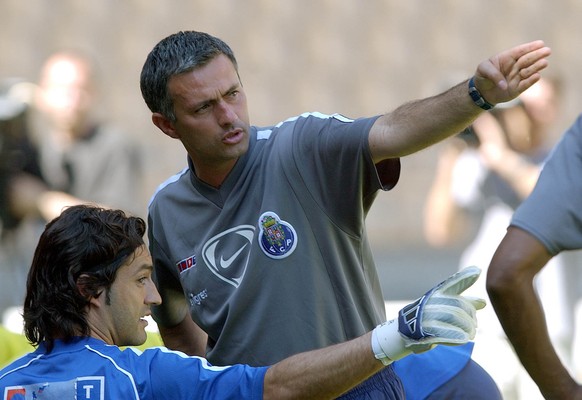 Im Jahr 2004 coacht Mourinho den FC Porto und führt den Verein zu Gewinn der Champions League.