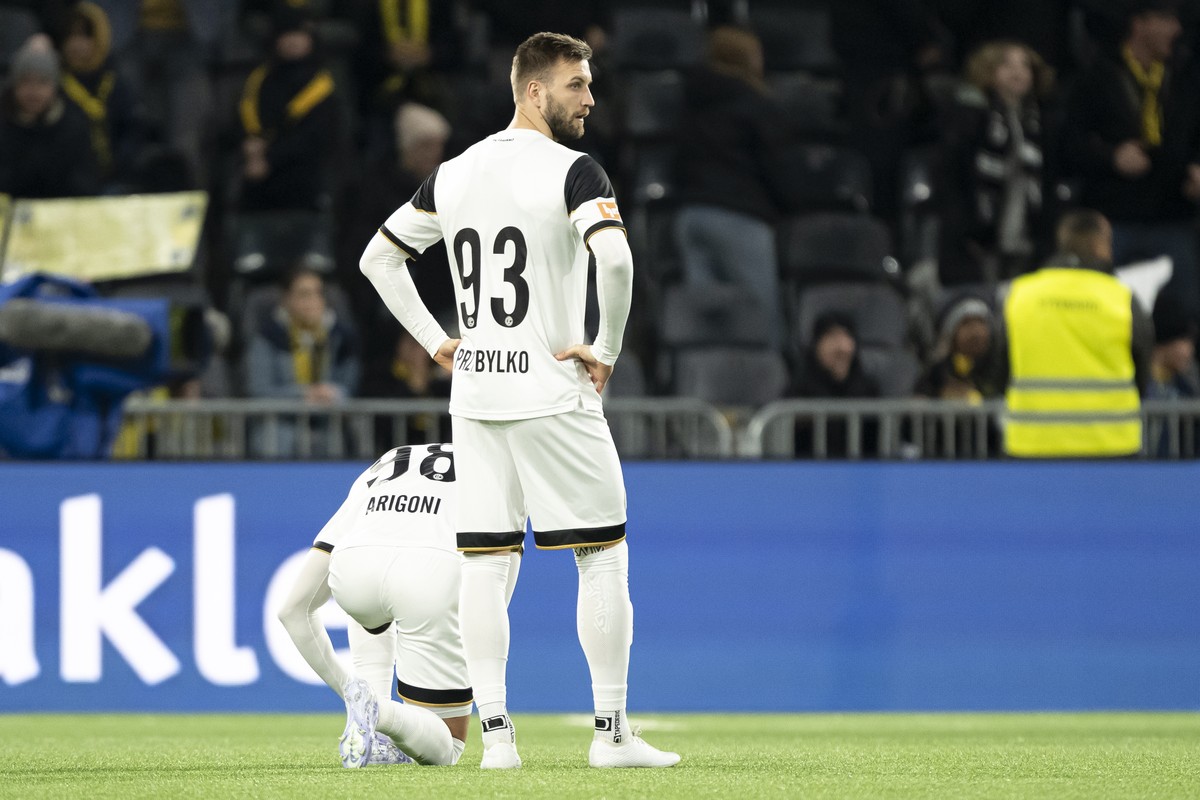 Kacper Przybylko (LUG) reagiert nach der Niederlage zum 0-1, im Fussball Meisterschaftsspiel der Swiss Super League zwischen BSC Young Boys, YB, und FC Lugano, LUG, vom Sonntag, 23. Februar 2025 in St ...