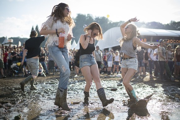 Visitors dance in the mud during the performance of Mighty Oaks during the music festival Openair St. Gallen, on Saturday, June 27, 2015, in St. Gallen, Switzerland. The event runs until June 28. (KEY ...