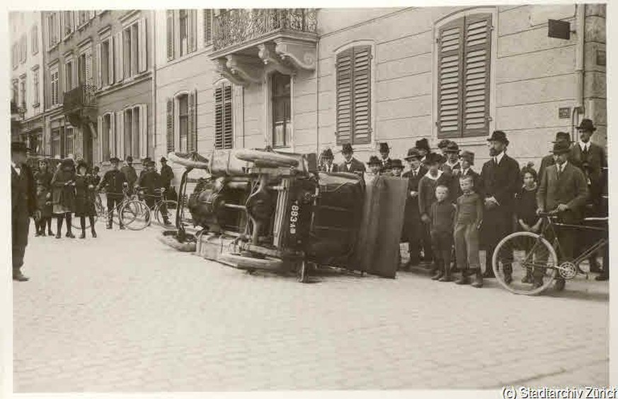 <strong>1921: Auto-Kollision</strong>, Selnaustrasse-Gerechtigkeitsgasse<br data-editable="remove">