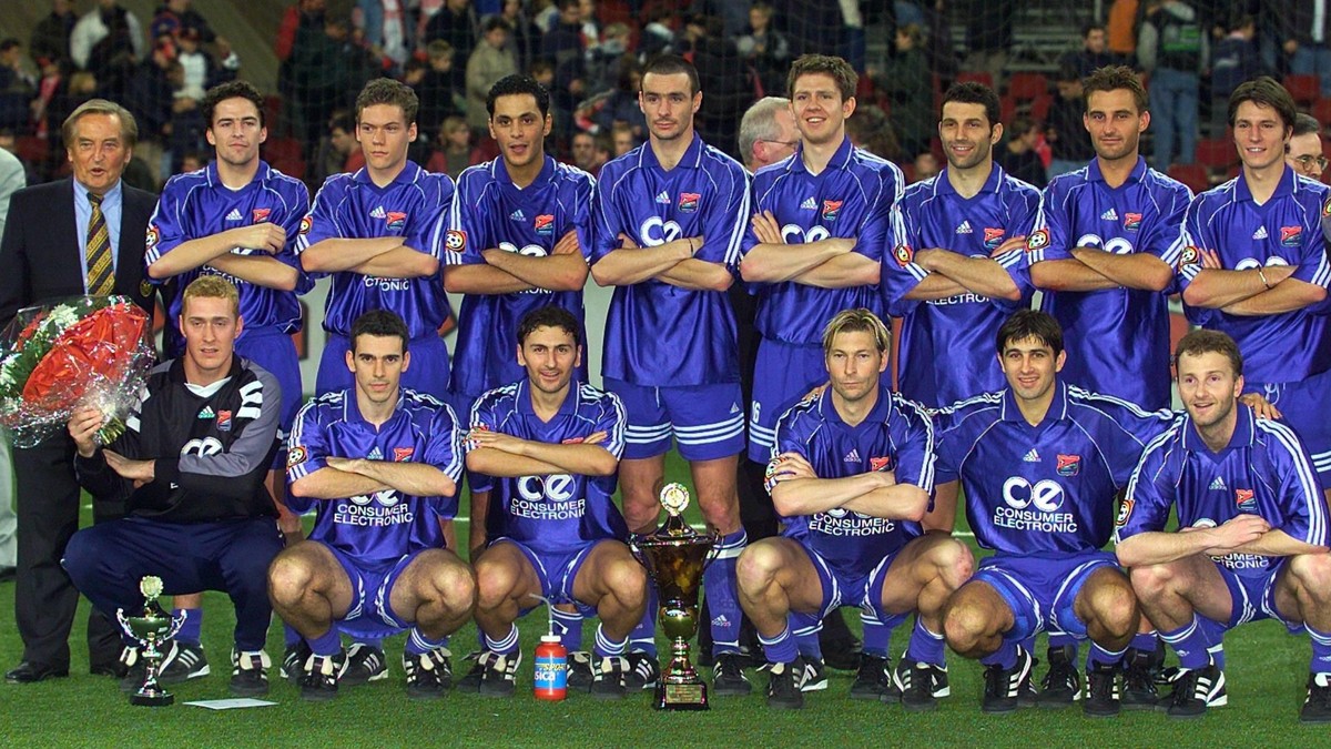 Bildnummer: 09646705 Datum: 07.01.2001 Copyright: imago/Pressefoto Baumann
Fussball DFB Hallenpokal 2001 Stuttgart Finale SpVgg Unterhaching - FSV Mainz 05 Sieger Unterhaching ; Fu