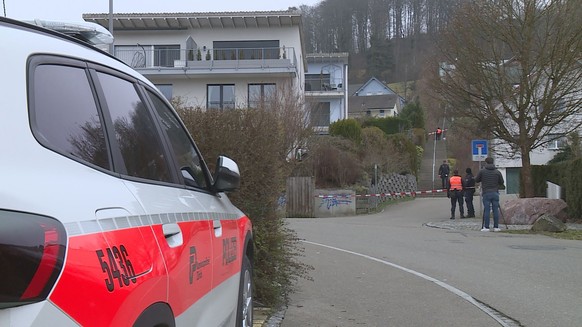 Die Scheufenbergstrasse in Bülach war am Montagmorgen gesperrt.