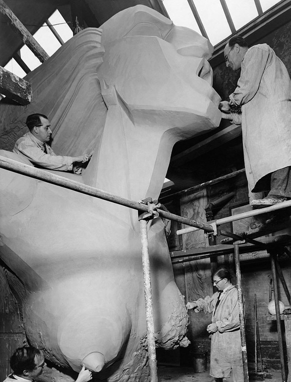 Sculptors work on a giant female clay figure by Barney Seale for the Chelsea Arts Ball at Royal Albert Hall in London. (Photo by © Hulton-Deutsch Collection/CORBIS/Corbis via Getty Images)