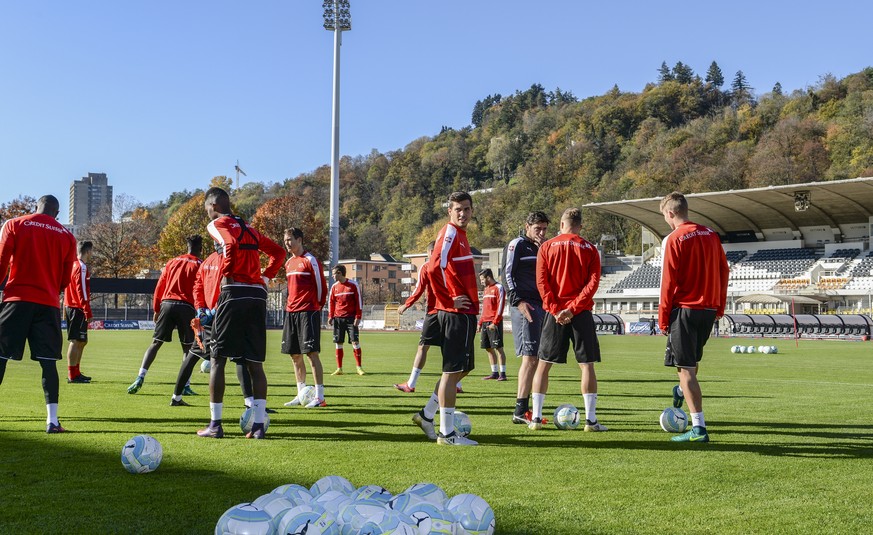 08.11.2016; Lugano; FUSSBALL WM-QUALI - TRAINING SCHWEIZ;
Remo Freuler (SUI) im Kreis der Nationalmannschaft 
(Andy Mueller/freshfocus)