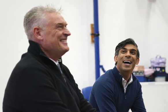 Britain&#039;s Prime Minister Rishi Sunak, right and Member of Parliament for Ashfield Lee Anderson visit children at Woodland View Primary School, in Sutton-in-Ashfield, Nottinghamshire, England, Thu ...