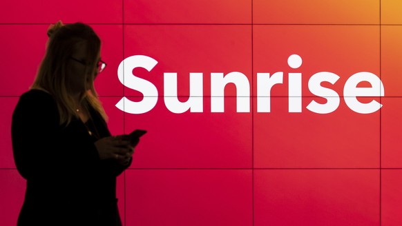 ARCHIVBILD ZUR UEBERNAHME VON UPC SCHWEIZ DURCH SUNRISE, AM MITTWOCH, 27. FEBRUAR 2019 ---- [Staged Picture] A customer in a shop of telecommunications provider Sunrise Communications in Glattbrugg, C ...