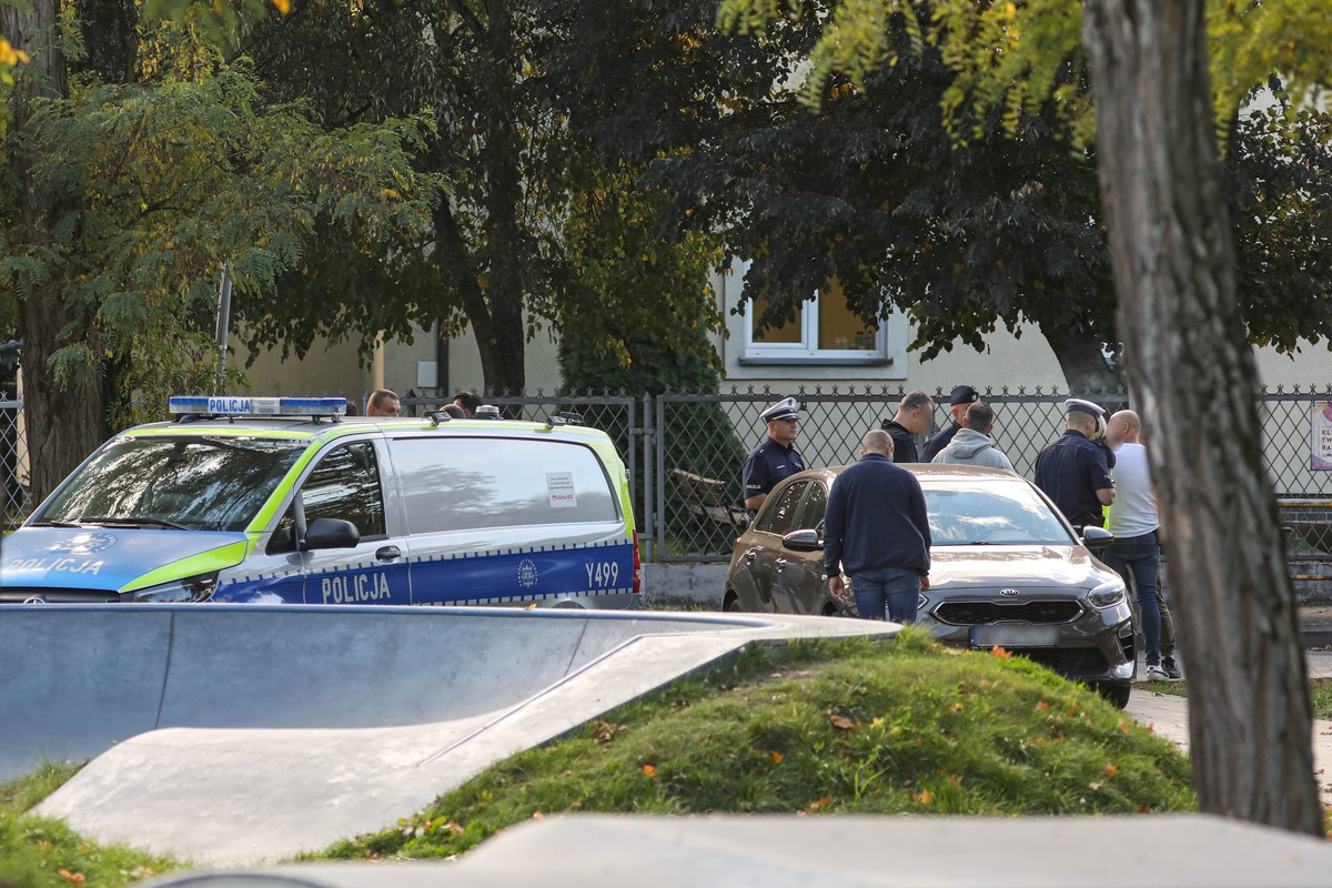 epa13287478 Emergency services at the secene of a knife attack at the Adam Chetnik Vocational School Complex No. 4 in Ostroleka, Poland, 07 October 2026. According to local authorities, police arreste ...
