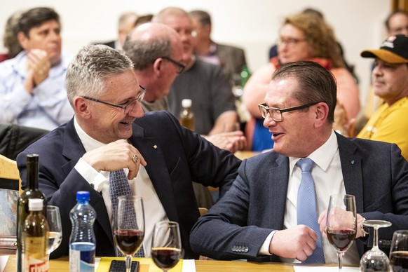 Nationalrat Andreas Glarner und Grossrat Rolf Jaeggi, von links, waehrend dem SVP Kantonalparteitag im Gasthof Ochsen in Lupfig am Mittwoch, 15. Januar 2019. (KEYSTONE/Alexandra Wey).