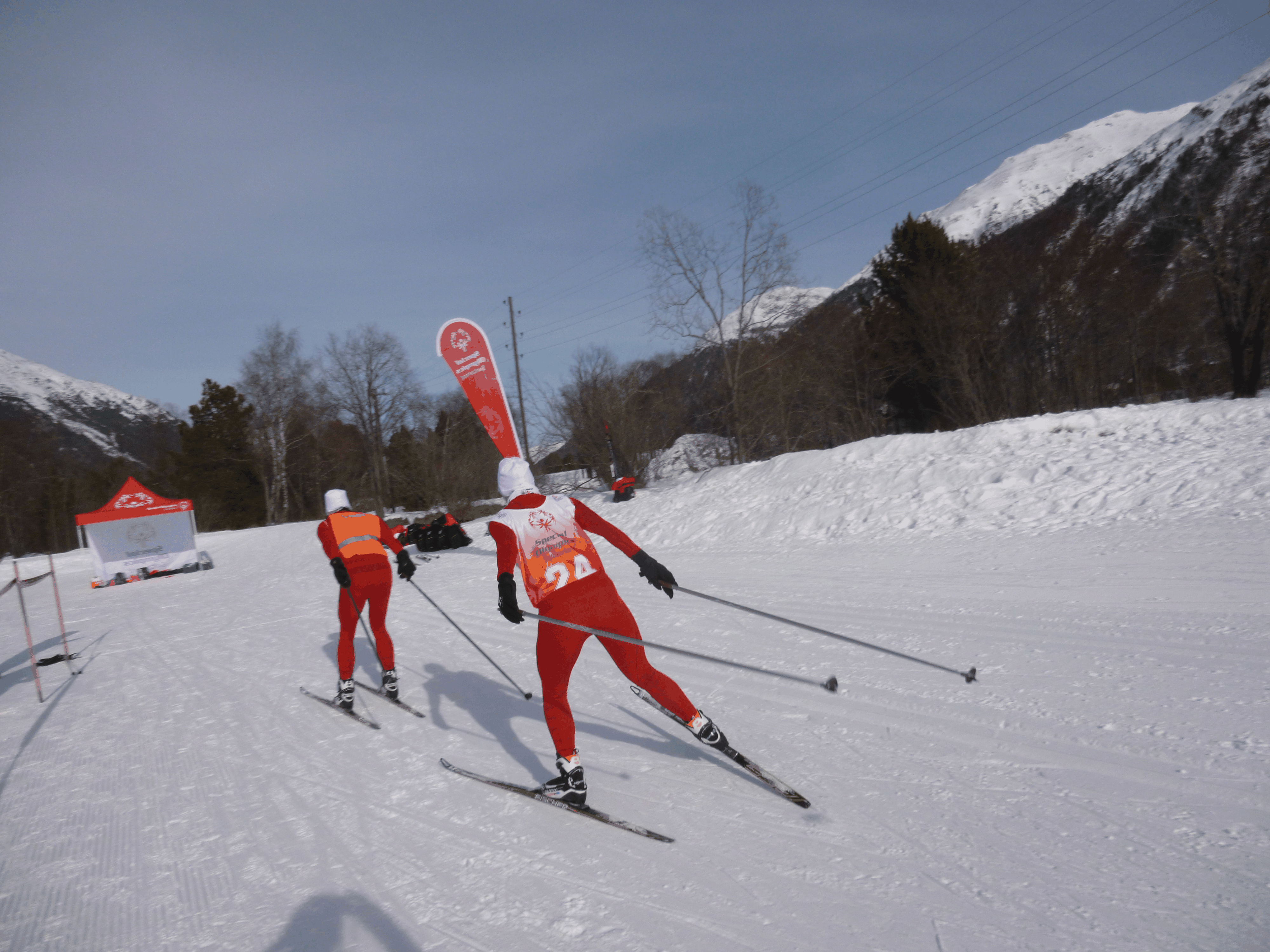 Wenn es wie hier leicht aufwärts geht, ist es Erika Kälin (hinten) am liebsten. Hier aufgenommen bei einem Training im Engadin.