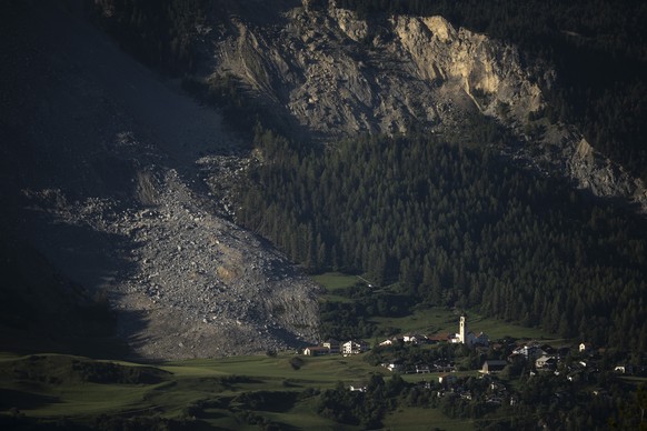 Blick auf Brienz, am Donnerstag, 9. Juli 2026, in Brienz-Brinzauls. Das Dorf war wegen eines erneuten drohenden Bergsturz ueber 62 Wochen evakuiert. Im Juni 2023 war es knapp von einem Schuttstrom ver ...
