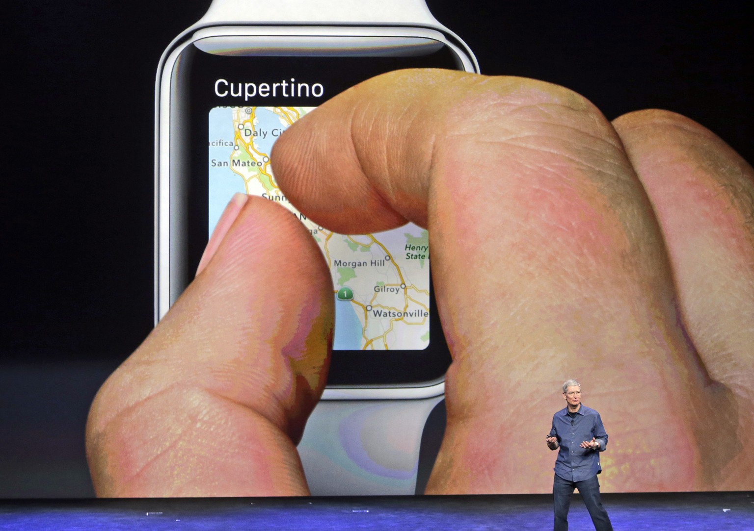Die Apple Watch ist auch ein Navigationsgerät am Handgelenk. Sie lotst den User per Turn-by-Turn-Navigation ans Ziel. Wenn man abbiegen soll, vibriert das Gerät individuell für links oder rechts.