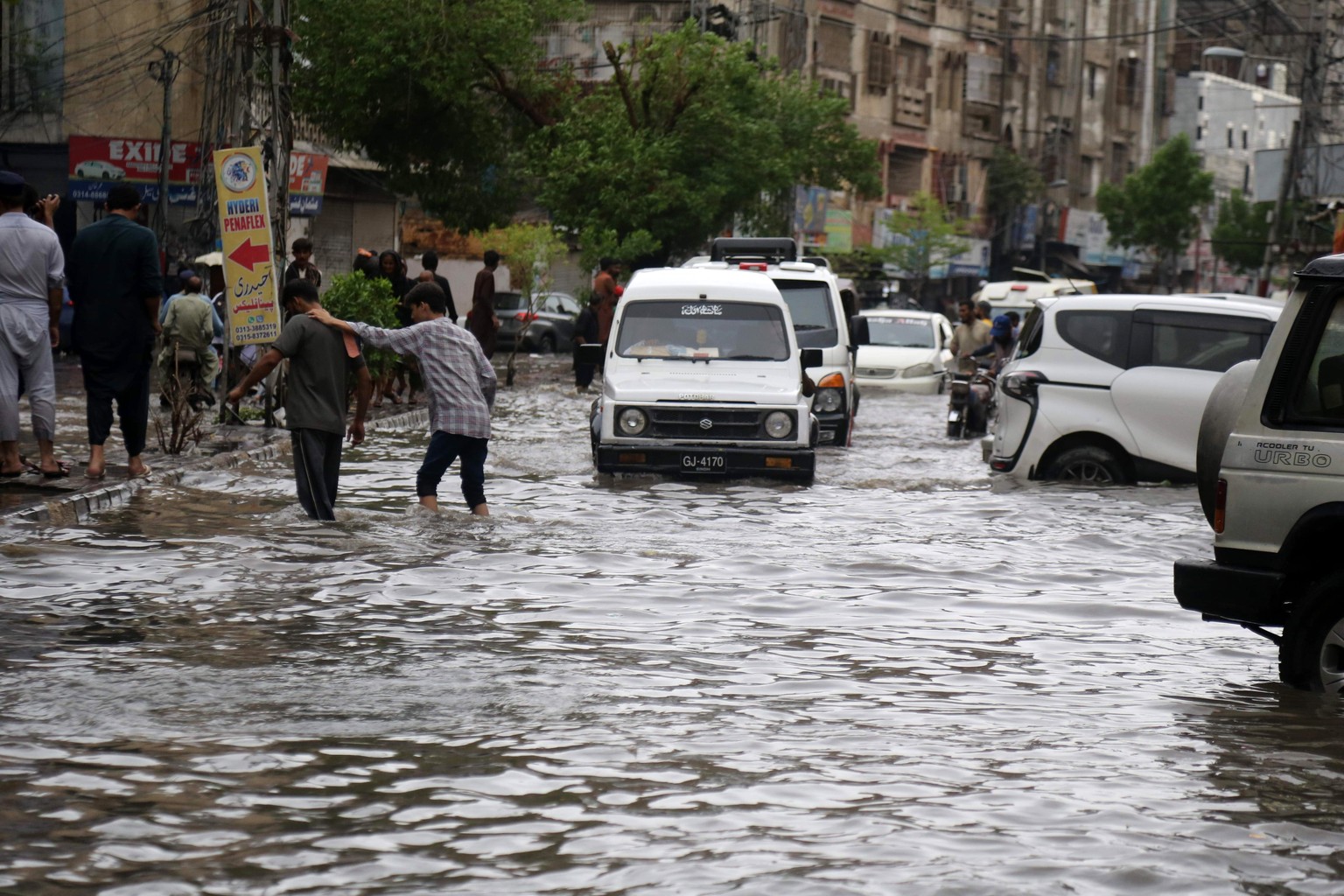 epa12237860 Vehicles drive amid rainfall in Hyderabad, Pakistan, 14 July 2025. According to the National Disaster Management Authority, recent monsoon rains have claimed more than 100 lives across Pak ...