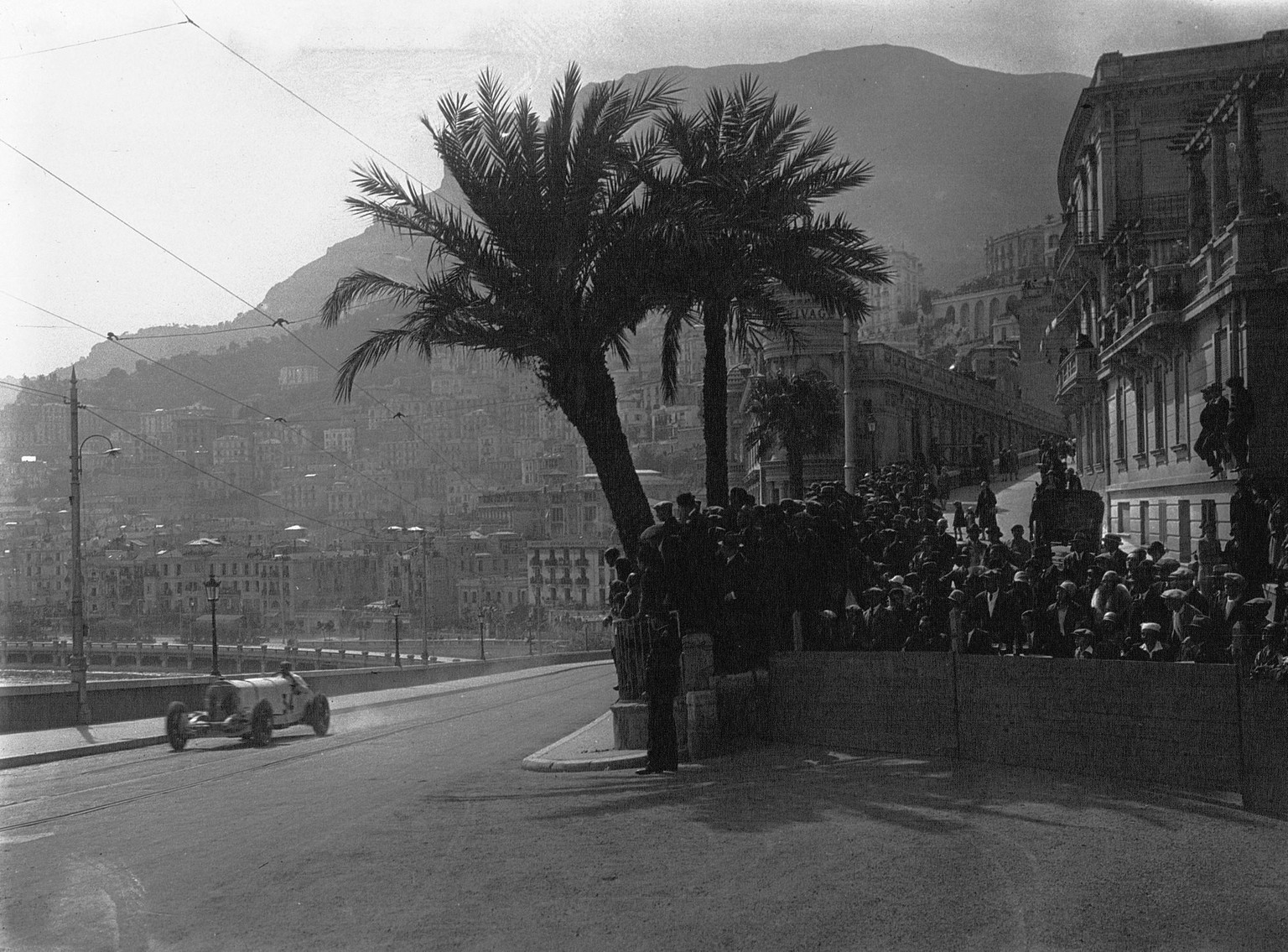 Rudolf Caracciola auf Mercedes-Benz SSK am Hafen