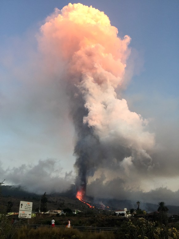 epa09477149 Smoke and magma rise to the sky from the volcanic eruption in El Paso, La Palma, Canary islands, Spain, 19 September 2021. The area registered hundreds of small earthquakes along the week  ...