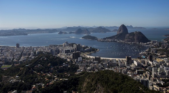 epa05451123 General view of the Guanabara Bay with the Sugarloaf Mountain prior to the Rio 2016 Olympic Games in Rio de Janeiro, Brazil, 01 August 2016. The Rio 2016 Olympics will take place from 05 A ...