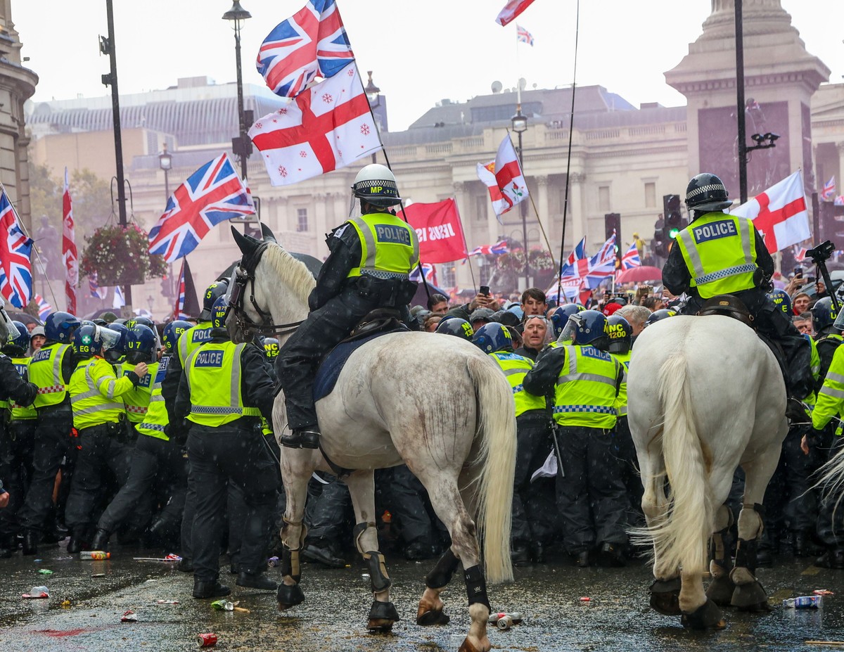 epa12374008 Protesters taking part in a 'Unite the Kingdom' rally are held back by police officers, in central London, Britain, 13 September 2025. Two opposing demonstrations, involving tens ...