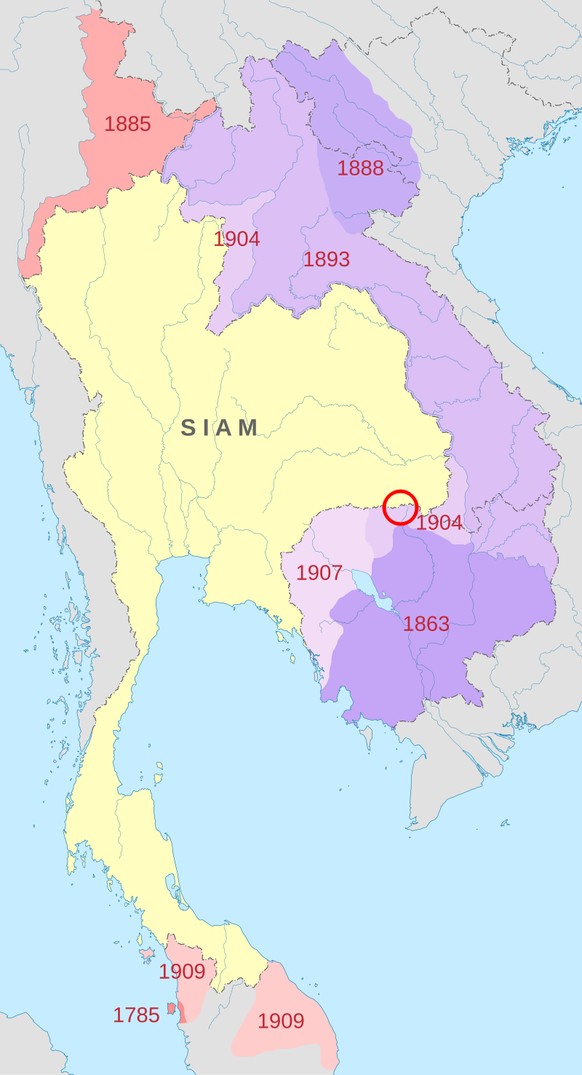 Grenz- und Einflussgebiete, die Siam an Frankreich (violette Farbtöne) und Grossbritannien (rote Farbtöne) abtreten musste.
https://commons.wikimedia.org/w/index.php?curid=86136446