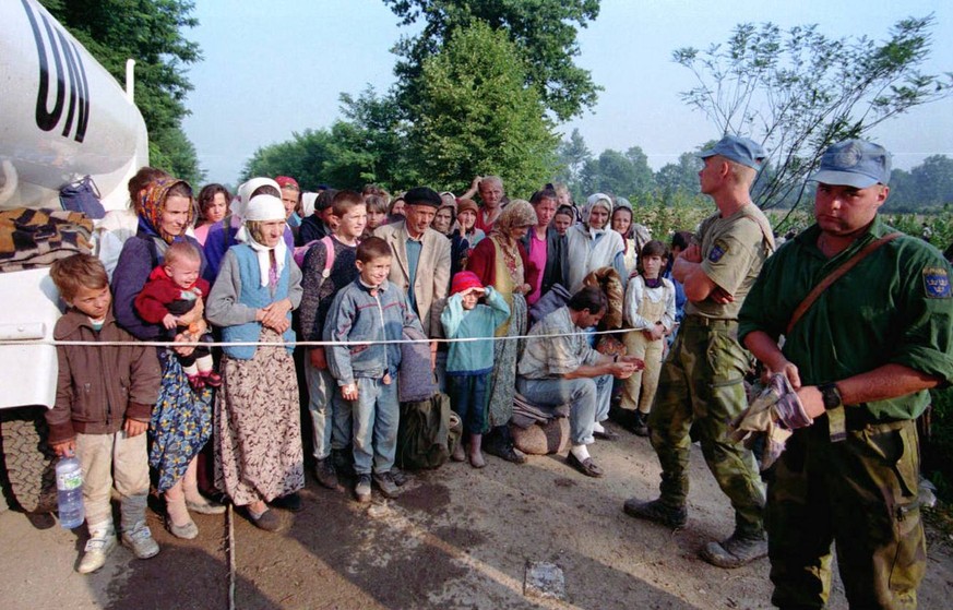 Kroatische Serben fliehen 1995 vor einer kroatischen Offensive aus dem von Serben gehaltenen Teil Kroatiens.&nbsp;