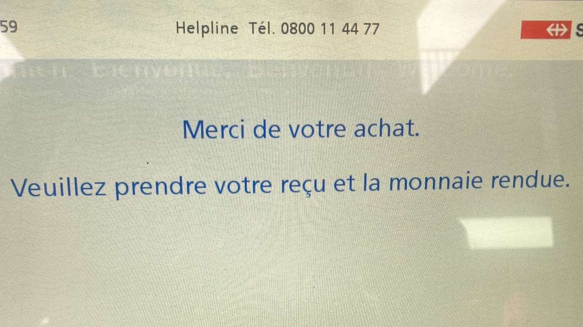 L'appareil indique plus bas le montant à récupérer et précise que le retour de monnaie se fait à la fois en pièces et en billets.