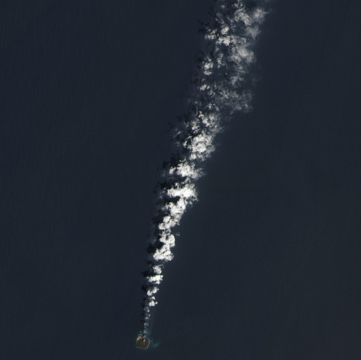 Die unbewohnte Insel Nishinoshima gehört zu Japan. Dank den immer wieder stattfindenden Eruptionen wächst sie jedes Mal ein bisschen, im November 2013 ist gar eine Nachbarinsel entstanden. Seit April ...
