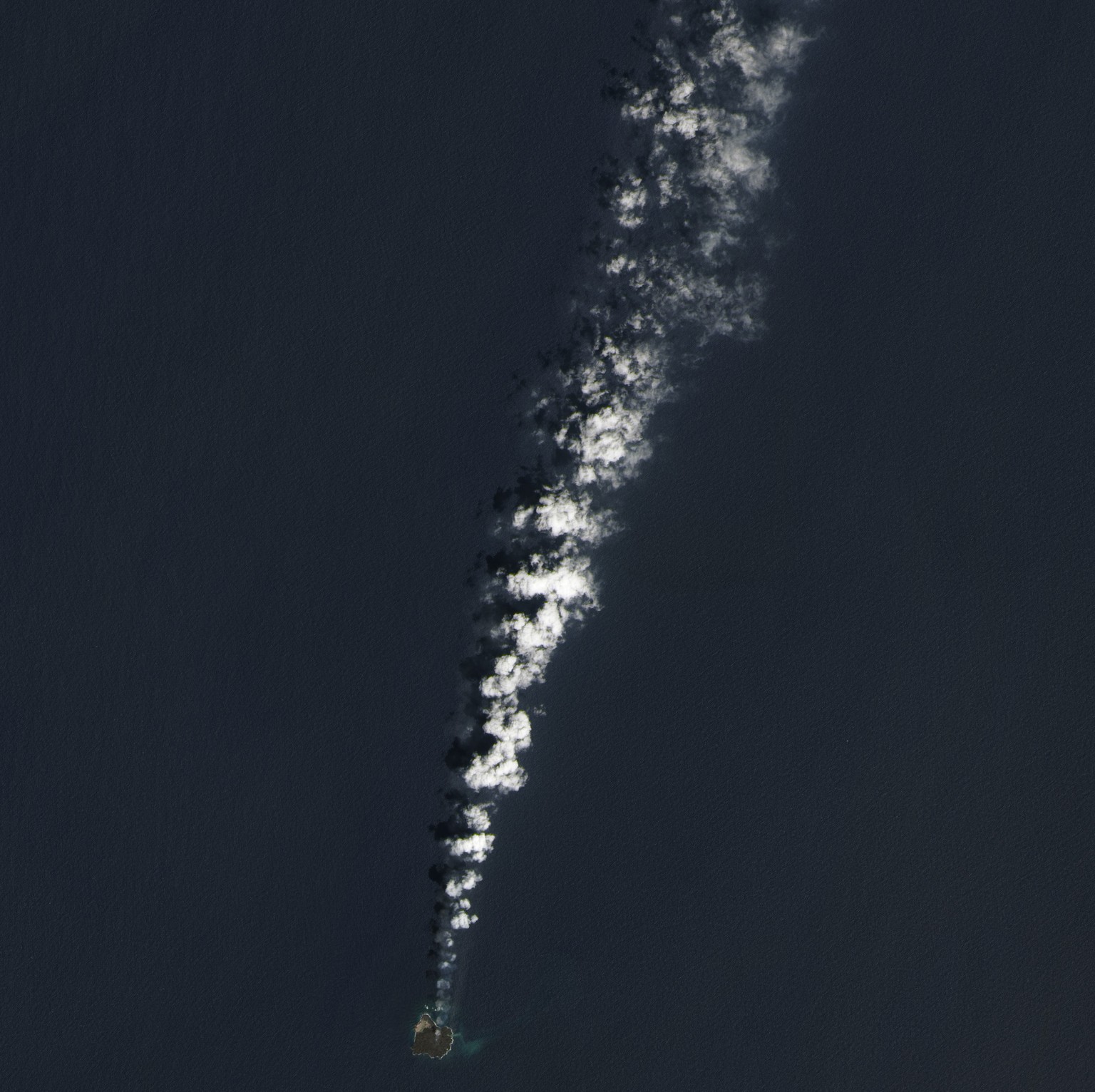 Die unbewohnte Insel Nishinoshima gehört zu Japan. Dank den immer wieder stattfindenden Eruptionen wächst sie jedes Mal ein bisschen, im November 2013 ist gar eine Nachbarinsel entstanden. Seit April  ...