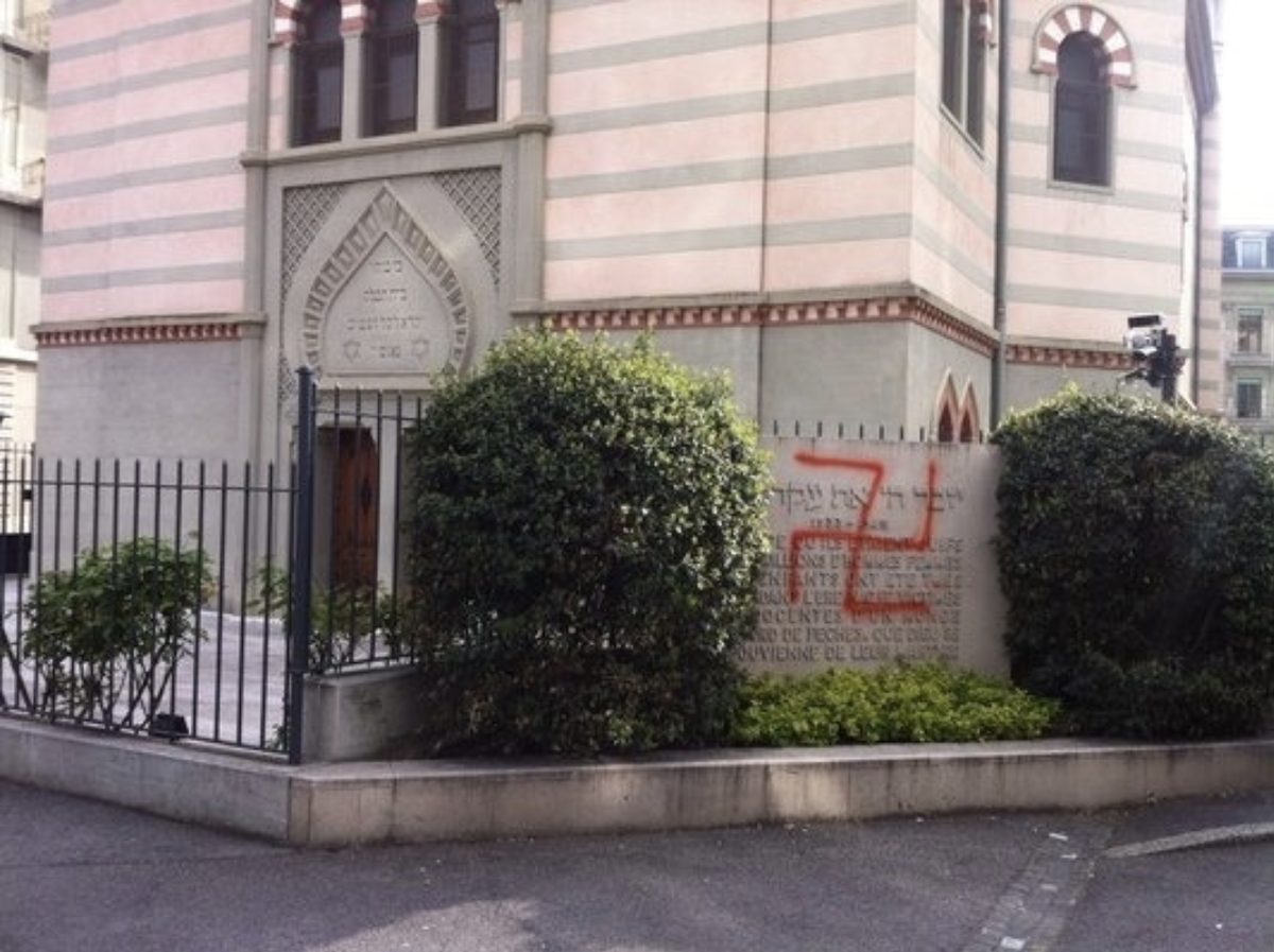 Synagogue de Genève taguée d'une croix gammée en 2012.