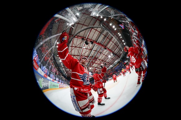 Jubel von Tanner Fritz (SCRJ), links, nach Spielschluss waehrend dem Meisterschaftsspiel der National League zwischen den SC Rapperswil Jona Lakers und dem HC Ambri Piotta, am Montag, den 9. Maerz 202 ...