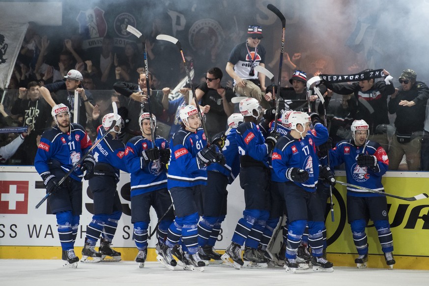 Die Zuercher jubeln nach ihrem Sieg am Eishockey Spiel der Champions Hockey League, ZSC Lions gegen KAC Klagenfurt, aufgenommen am Mittwoch, 11. Oktober 2017 in der Kunsteisbahn Duebendorf. (KEYSTONE/ ...