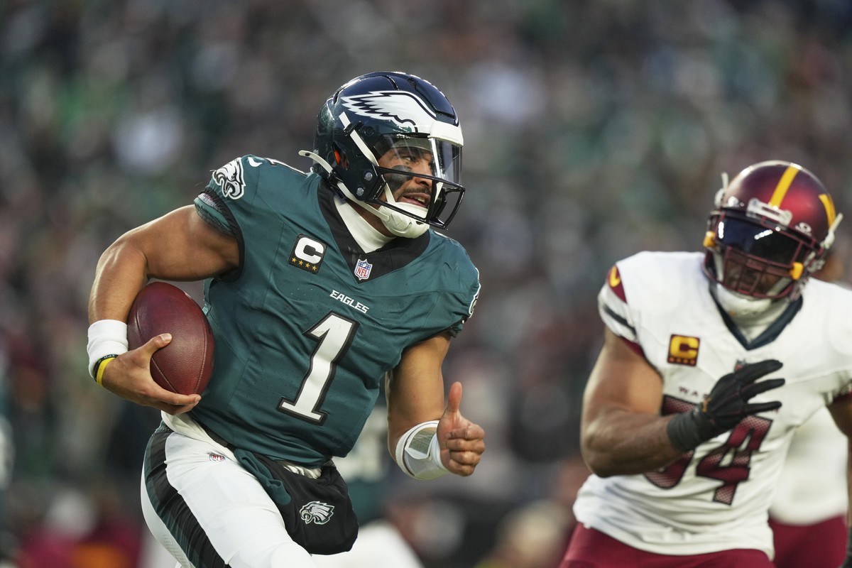 Philadelphia Eagles quarterback Jalen Hurts (1) rushes for a gain as Washington Commanders linebacker Bobby Wagner (54) defends during the second half of the NFC Championship NFL football game, Sunday ...