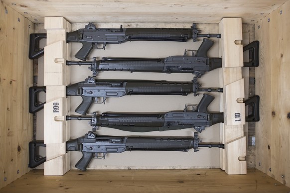 Sturmgewehre der Schweizer Armee liegen in einer Kiste anlaesslich der Entlassungsinspektion des Kanton Zuerich in der Kaserne Reppischtal, am Dienstag, 13. September 2016, in Birmensdorf. Am heutigen ...