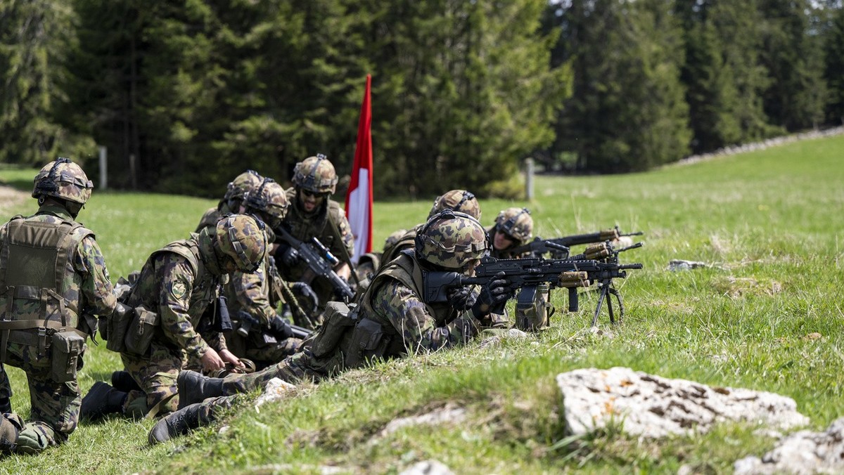 Des soldats de l'armee suisse participe a un exercice a munitions reelles sur des cibles sur la place d'armes aux Pradieres, lors d'un exercice de l'armee suisse de grande ampleur, ...