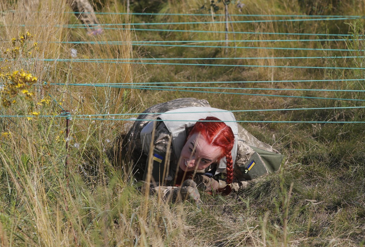 epa10741148 Ukrainian women attend the testing of a new women's military uniform during military training at a shooting range near Kyiv, Ukraine, 12 July 2023 amid the Russian invasion. Ukrainian ...