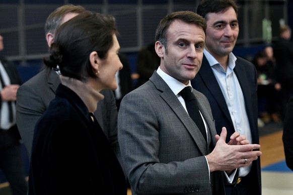 epa11098967 French President Emmanuel Macron (R) and French Sports Minister Amelie Oudea-Castera (L) visit France&#039;s National Institute of Sport, Expertise, and Performance (INSEP), for the presid ...