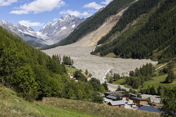 KEYPIX - Une vue de la vallee du Loetschental avec le glissement de terrain qui a devaste en grande partie le village valaisan de Blatten photographiee ce mercredi 3 septembre 2025 a Wiler. Le village ...