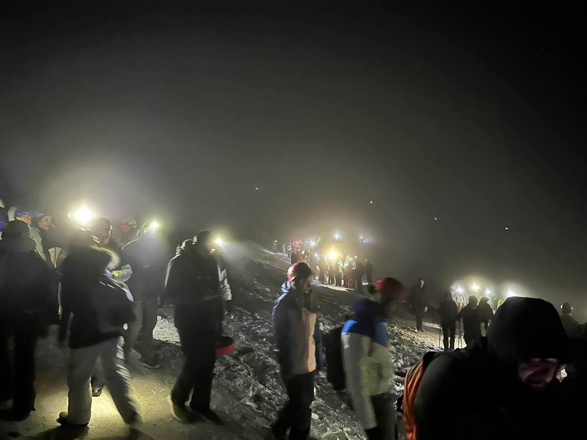 Bild von Schaulustigen auf dem Ätna bei Nacht. Die Eruption des Vulkans Ätna auf Sizilien zieht tausende Touristen an, die dem Lava teils gefährlich nahe kommen und Rettungskräfte einschränken.