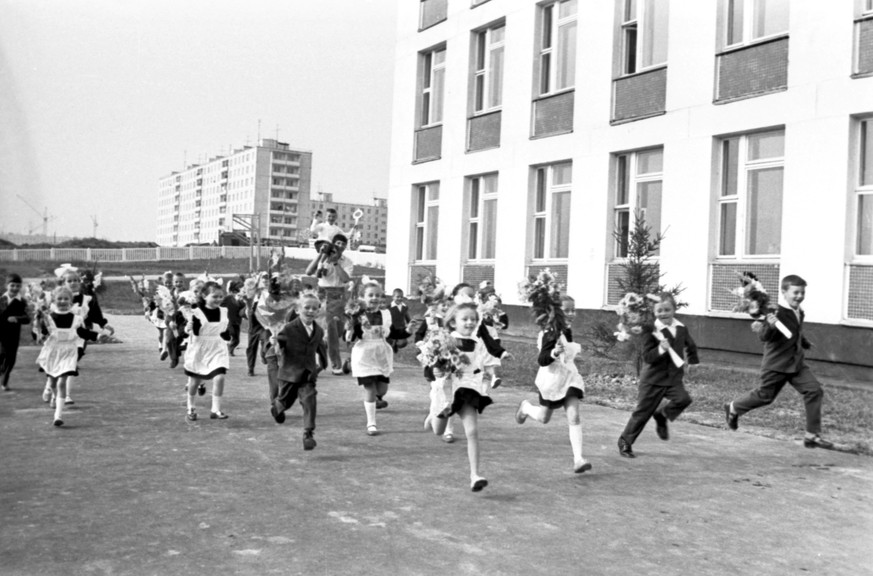Knowledge Day at School 879 5511917 01.09.1974 The beginning of school year in School 879 in Moscow s Chertanovo district. Boris Kavashkin Moscow Russia PUBLICATIONxINxGERxSUIxAUTxESTxLTUxLATxNORxSWEx ...