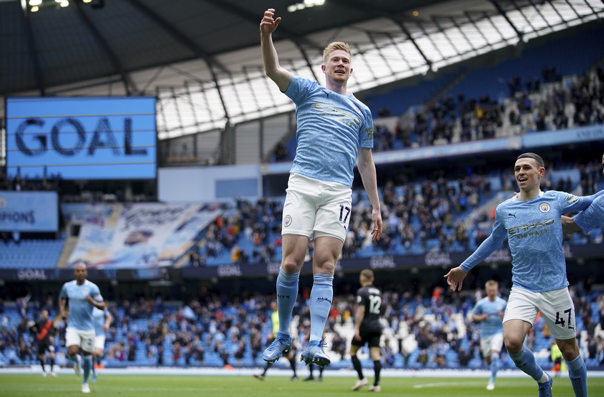 Manchester City's Kevin De Bruyne celebrates scoring his side's first goal during the English Premier League soccer match between Manchester City and Everton at the Etihad stadium in Manches ...