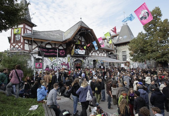 ARCHIV - Jugendliche feiern mit Freibier das Abstimmungsergebnis vor der Reitschule in Bern, am Sonntag, 26. September 2010. - Die Stadtregierung arbeitet seit laengerem an einem Massnahmenpaket, um d ...