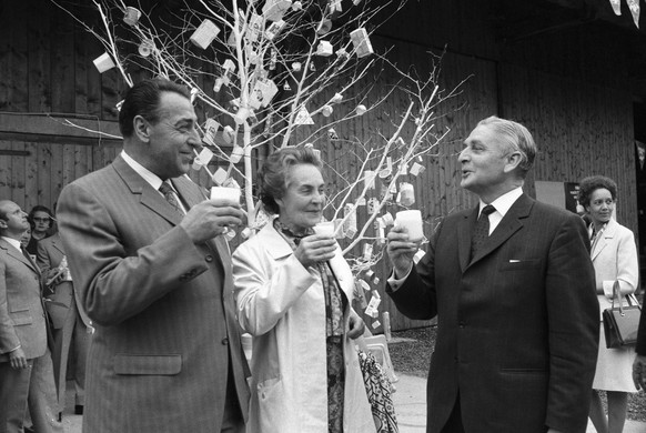 Bundesrat Ernst Brugger, rechts, mit seiner Frau, Mitte, und Reynold Tschaeppaet, Stadtpraesident von Bern und SP-Nationalrat, links, bei der Milch-Degustation auf einem Bauernhof in Riedern bei Bern, ...